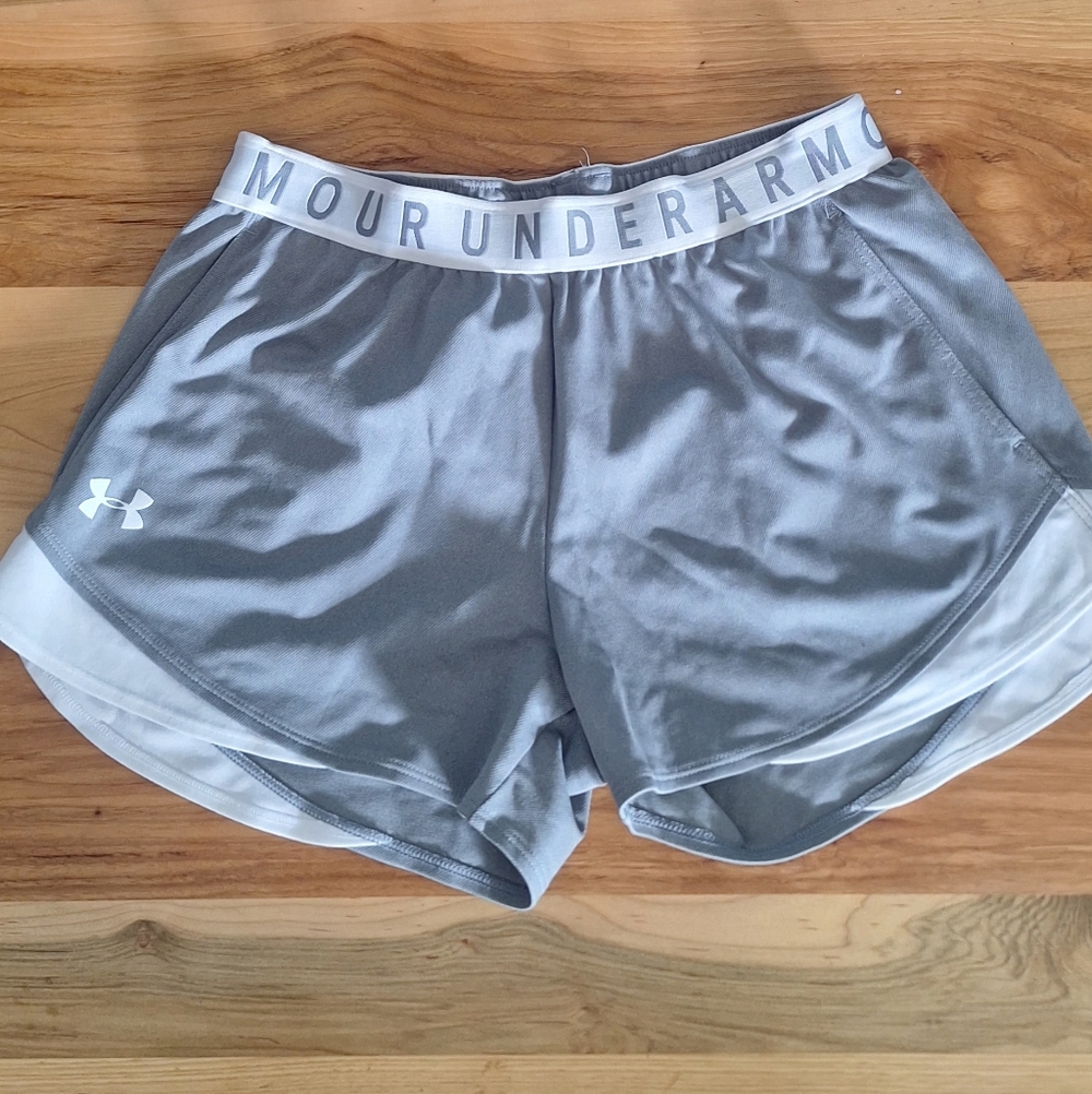 Under Armour Women's Athletic Shorts in Gray and White Size Small, Run, Casual